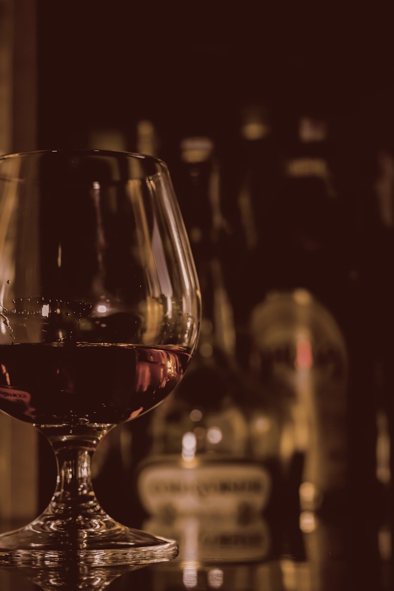 Verre snifter rempli de Bas-Armañac dans un bar tamisé